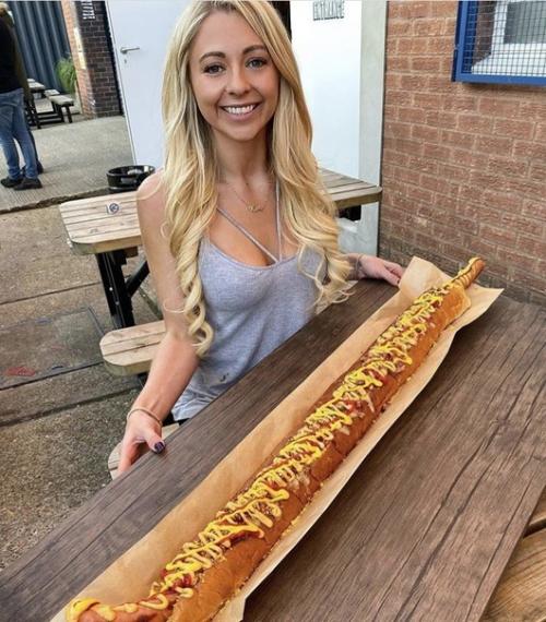 Эта девушка выглядит очень привлекательно, но при этом любит себя побаловать ну очень калорийными блюдами. 05