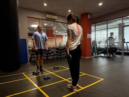 В фитнес - центре прошел необычный турнир по всем известной игре крестики - нолики. 01