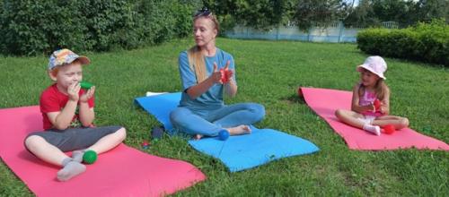 В рамках празднования дня физкультурника в группе Буратино воспитатель Ястребова и. а. провела с детьми фитнес - зарядку. 02