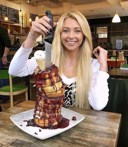 Эта девушка выглядит очень привлекательно, но при этом любит себя побаловать ну очень калорийными блюдами. 02