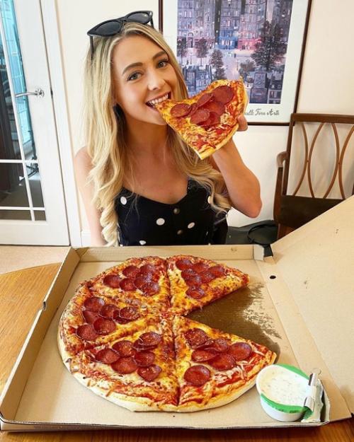 Эта девушка выглядит очень привлекательно, но при этом любит себя побаловать ну очень калорийными блюдами. 01