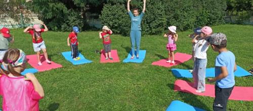 В рамках празднования дня физкультурника в группе Буратино воспитатель Ястребова и. а. провела с детьми фитнес - зарядку. 04