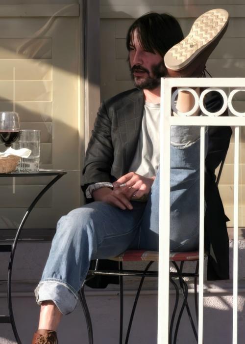 Киану ривз - один из тех, кто ломает стереотипы о голливудских звёздах. 03