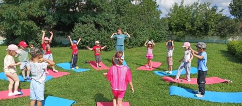 В рамках празднования дня физкультурника в группе Буратино воспитатель Ястребова и. а. провела с детьми фитнес - зарядку. 01