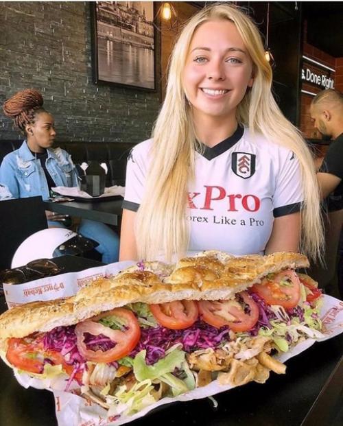 Эта девушка выглядит очень привлекательно, но при этом любит себя побаловать ну очень калорийными блюдами. 03