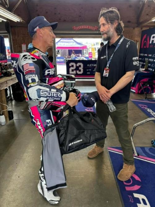 Киану ривз - один из тех, кто ломает стереотипы о голливудских звёздах. 01