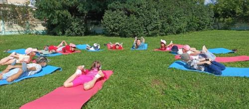 В рамках празднования дня физкультурника в группе Буратино воспитатель Ястребова и. а. провела с детьми фитнес - зарядку. 05