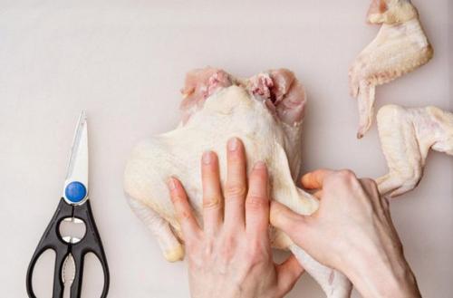 Как разделать курицу при помощи ножниц. 04 Как разделать курицу при помощи ножниц. 04