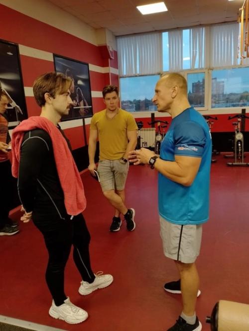 Падение на сетку рабицу или изнуряющие тренировки ключ к красивому рельефному прессу? 03