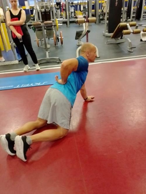 Падение на сетку рабицу или изнуряющие тренировки ключ к красивому рельефному прессу? 01