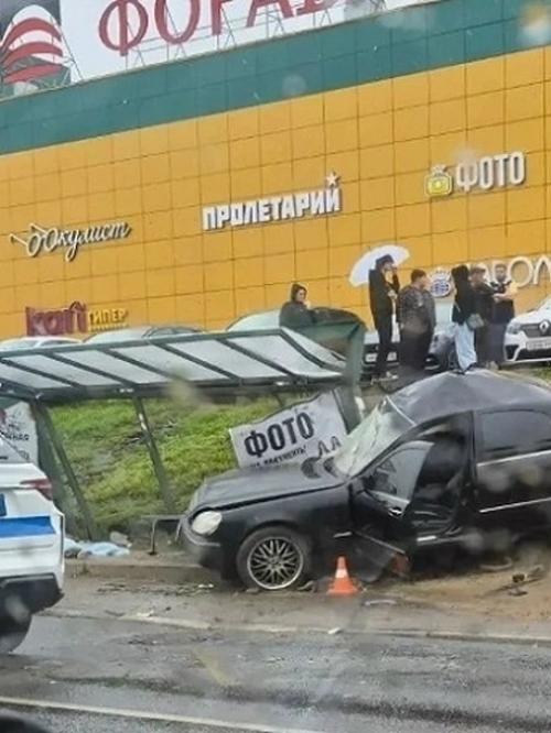 Погоня закончилась трагедией: 18-летний водитель без прав протаранил остановку в Ярославле - один человек погиб. 01 Погоня закончилась трагедией: 18-летний водитель без прав протаранил остановку в Ярославле - один человек погиб. 01