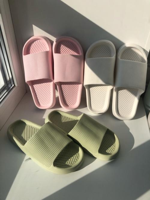 Наши шлёпанцы - прекрасный подарок себе, а так - же родным и близким. 03