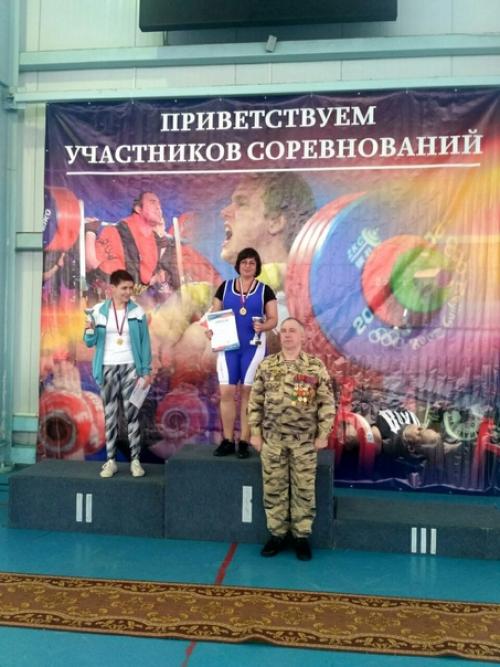 Марина Дмитриева пришла ко мне вслед за своим сыном Ильёй, который, как вы помните, скинул 50 кг и выздоровел, занимаясь у меня. 02