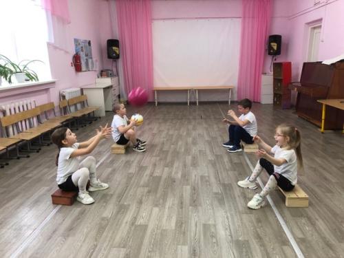 Детский фитнес.  На очередном занятии кружка Детский Фитнес дети с удовольствием осваивали новые упражнения, играли в любимую игру повтори. 01