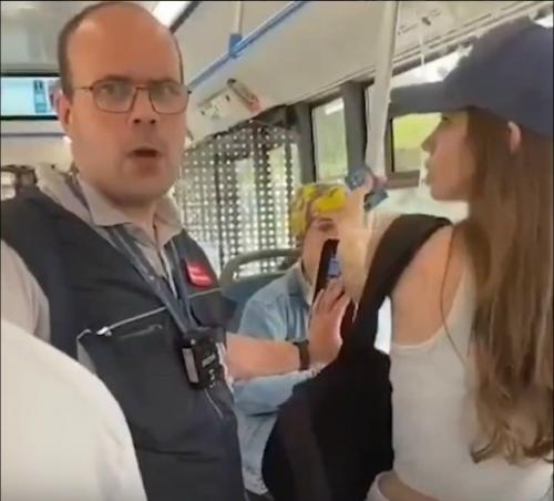В автобусе возник спор между контролёром и одной из пассажирок.  