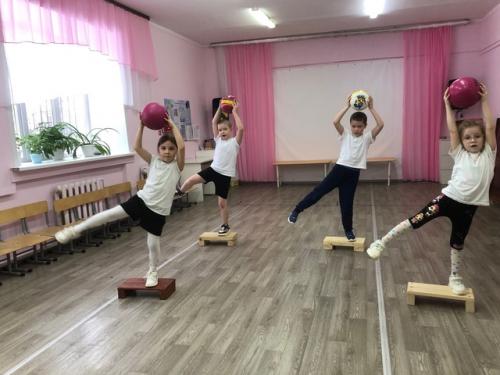 Детский фитнес.  На очередном занятии кружка Детский Фитнес дети с удовольствием осваивали новые упражнения, играли в любимую игру повтори. 05