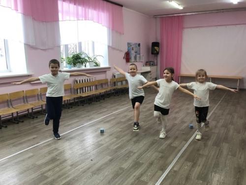 Детский фитнес.  На очередном занятии кружка Детский Фитнес дети с удовольствием осваивали новые упражнения, играли в любимую игру повтори. 06