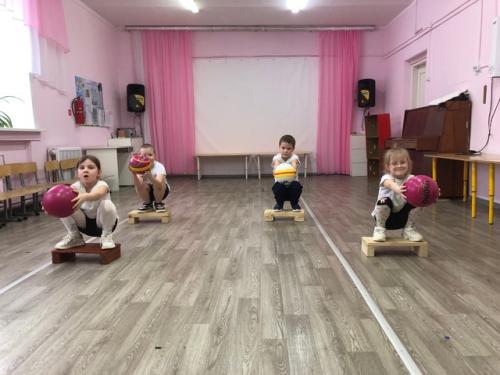 Детский фитнес.  На очередном занятии кружка Детский Фитнес дети с удовольствием осваивали новые упражнения, играли в любимую игру повтори. 04