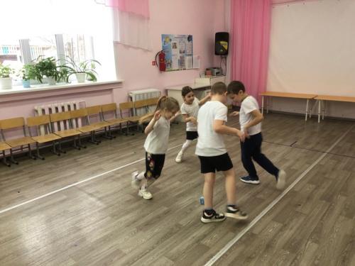 Детский фитнес.  На очередном занятии кружка Детский Фитнес дети с удовольствием осваивали новые упражнения, играли в любимую игру повтори. 03