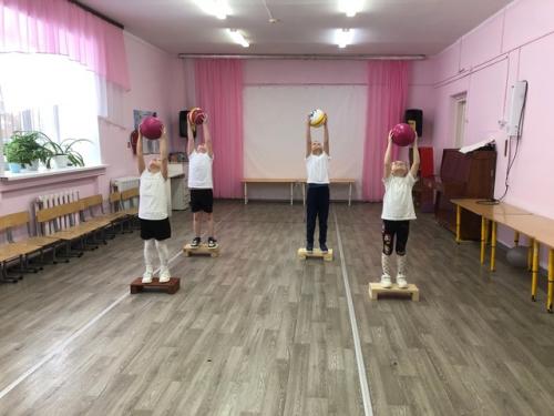 Детский фитнес.  На очередном занятии кружка Детский Фитнес дети с удовольствием осваивали новые упражнения, играли в любимую игру повтори. 02