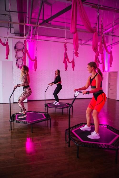 Джампинг (Jumping) - это система кардиотренировок на мини - батутах, придуманная чешскими фитнес - инструкторами. 01