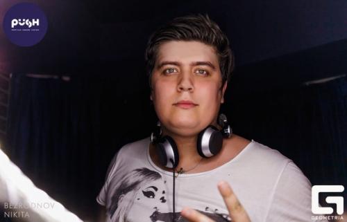 Думаю редко когда встретишь такой резкий контраст в смене сферы деятельности - из диджея в фитнес тренера. 02 Думаю редко когда встретишь такой резкий контраст в смене сферы деятельности - из диджея в фитнес тренера. 02