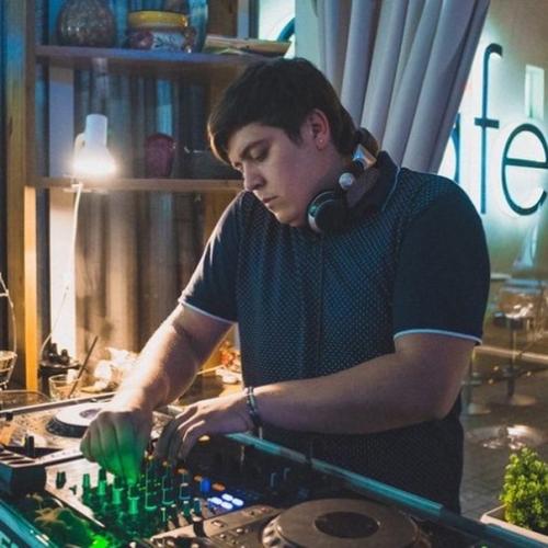 Думаю редко когда встретишь такой резкий контраст в смене сферы деятельности - из диджея в фитнес тренера. 01 Думаю редко когда встретишь такой резкий контраст в смене сферы деятельности - из диджея в фитнес тренера. 01