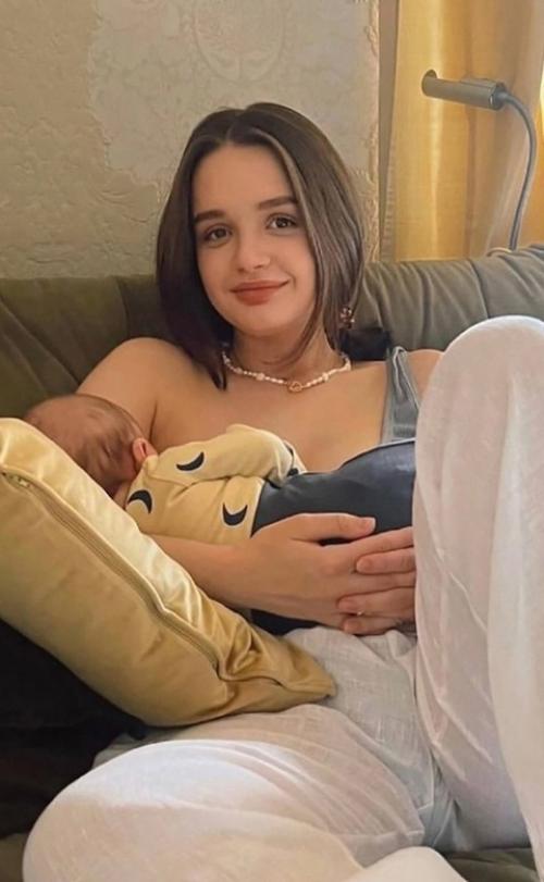 Молодая мама открыто кормит в кафе! 01