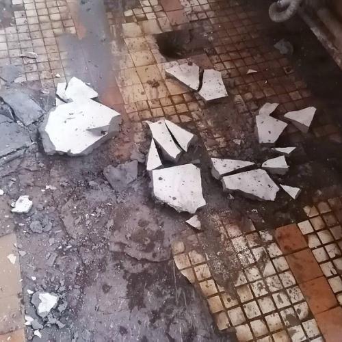 Случился инцидент в доме номер 47 - с потолка на один из умывальников рухнул довольно большой кусок бетона. 01