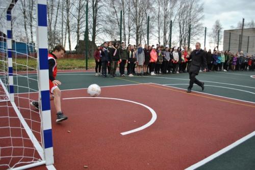 23 октября в мкуо Чертовищенская Основная Школа состоялось тожественное открытие новой многофункциональной спортивной площадки. 09