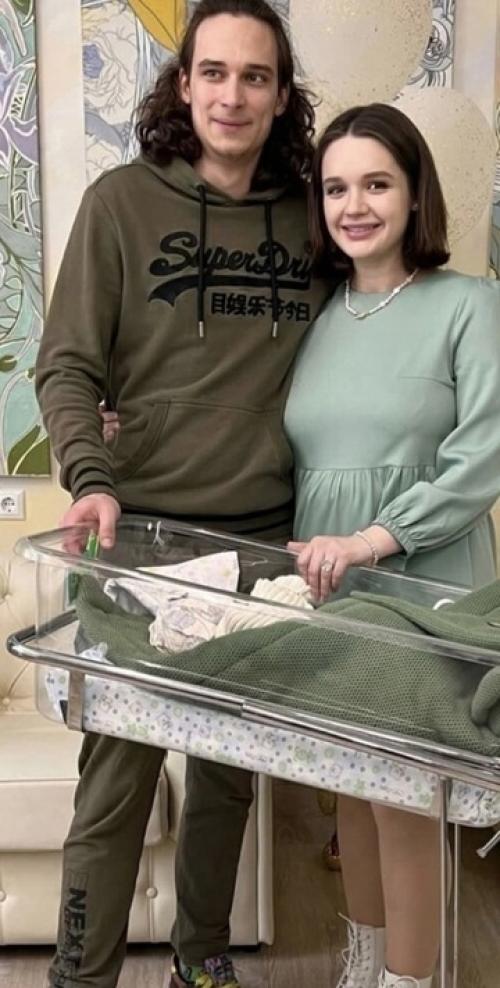 Молодая мама открыто кормит в кафе! 02