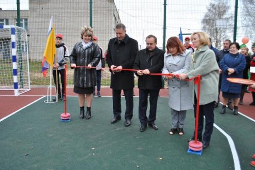 23 октября в мкуо Чертовищенская Основная Школа состоялось тожественное открытие новой многофункциональной спортивной площадки. 04