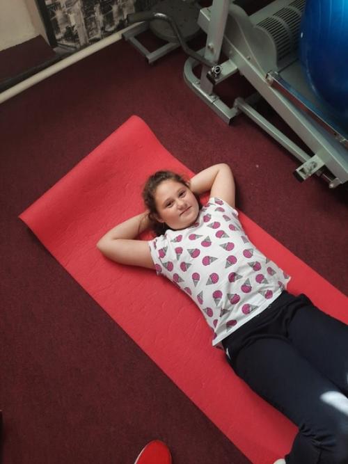 Тренировки укрепляют мышечный корсет, формируют правильную осанку, улучшают работу сердца и дыхательной системы, нормализуют обменные процессы. 02