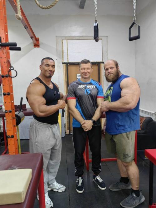 Американский блогер в арзамасском фитнес-клубе потренировался. 01