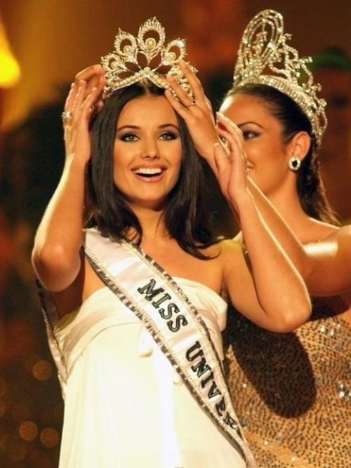 Оксана Федорова, известная российская телеведущая и бывшая Мисс Вселенная, получила почетное звание заслуженной артистки России. 01