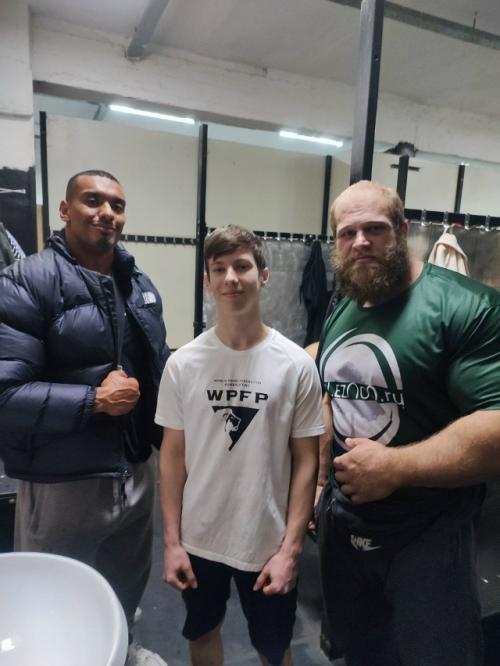 Американский блогер в арзамасском фитнес-клубе потренировался. 03