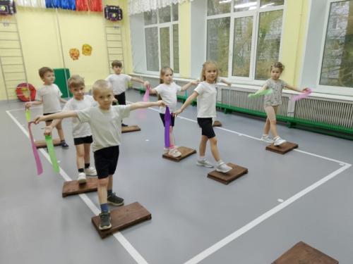 Детский фитнес - это увлекательное направление, способствующее здоровьесбережению дошкольников. 01