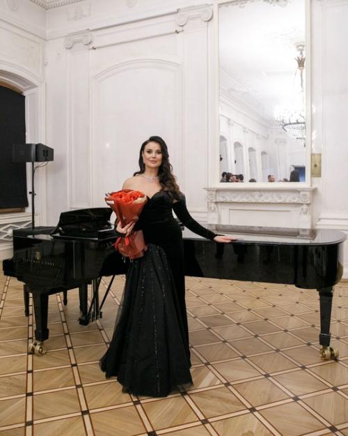 Оксана Федорова, известная российская телеведущая и бывшая Мисс Вселенная, получила почетное звание заслуженной артистки России. 02