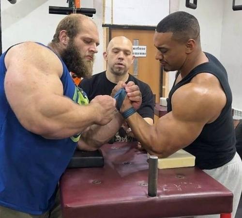 Американский блогер в арзамасском фитнес-клубе потренировался. 02