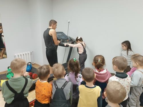 18 ноября 2025 года воспитанники детского сада Колосок посетили физкультурно - спортивный комплекс илем. 01