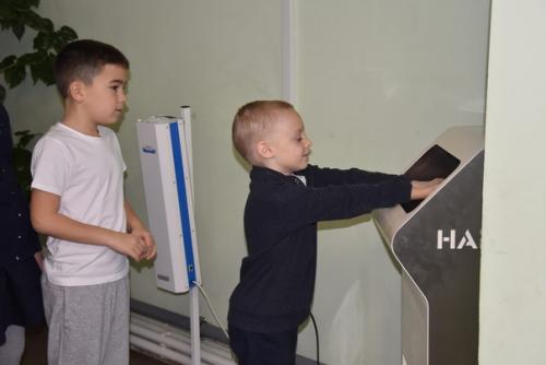 Дезинфекция, термометрия и обработка рук антисептиками сейчас для всех уже вполне привычная картина и обязательное требование времени. 01