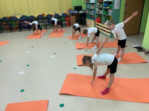 С октября месяца в нашем саду проходят занятия по Танцевальному Фитнесу. 02