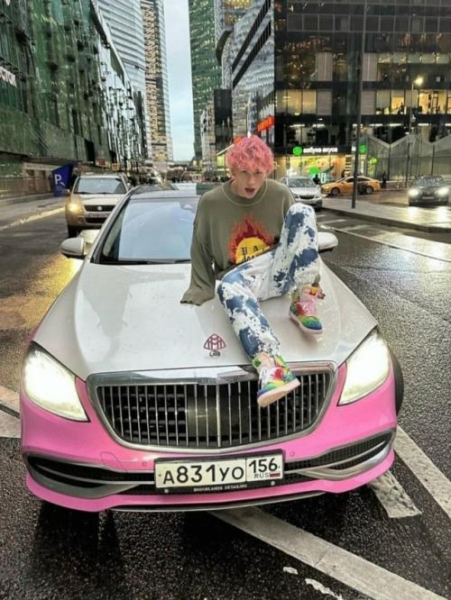 Еще недавно его называли одним из самых перспективных актеров и музыкантов, а теперь он работает курьером. 01