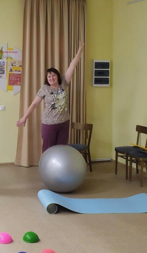 Фитнес - клуб.  Каждый вторник и четверг мы спешим на занятия спортом в дом культуры. 03