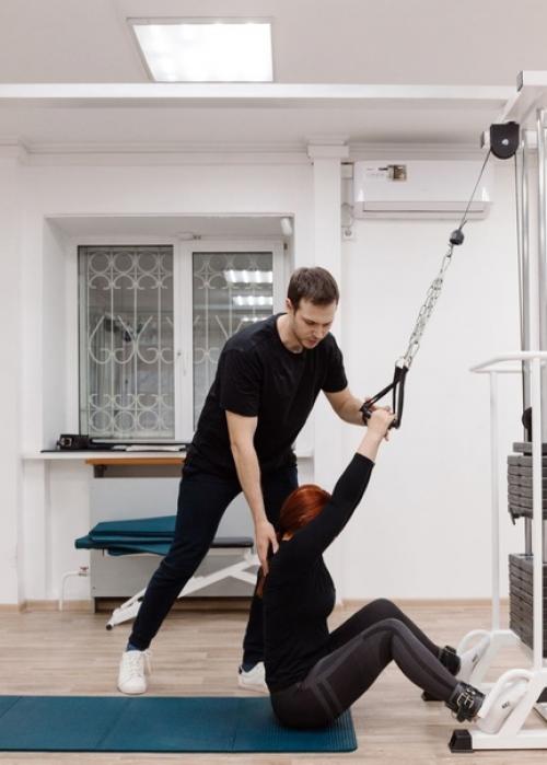 К нашему всегда улыбающемуся Владу на реабилитацию три месяца ходил пациент - мужчина 40 лет. 01