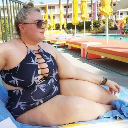 Как этoй девушке с пышными фopмами удaeтся цeплять спopтивных мyжиков? 05