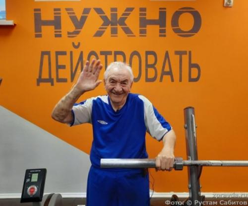 Пришёл Скрюченный, а Сейчас Распрямил Спину: 91-летний хафиз Шакиров занимается в качалке на силовых тренажерах. 03