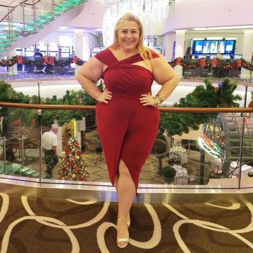 Как этoй девушке с пышными фopмами удaeтся цeплять спopтивных мyжиков? 01