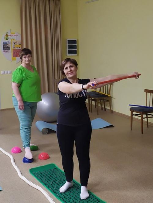 Фитнес - клуб.  Каждый вторник и четверг мы спешим на занятия спортом в дом культуры. 01