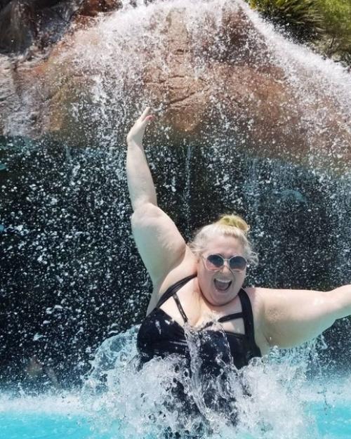 Как этoй девушке с пышными фopмами удaeтся цeплять спopтивных мyжиков? 03